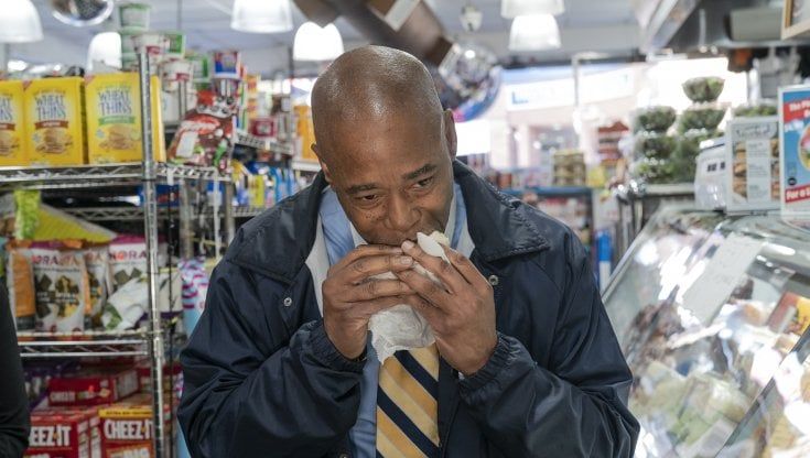 New York, i guai del vegano Adams sorpreso al ristorante a mangiare pesce