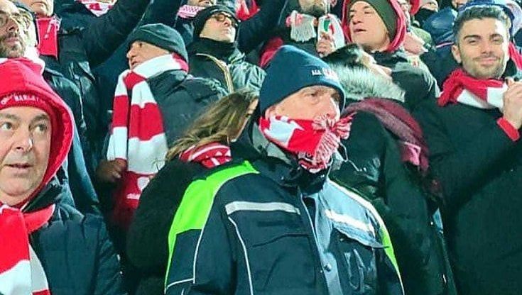 Barletta, il sindaco Cannito allo stadio con (mezza) divisa da vigile urbano: "Gli è stata prestata perché faceva freddo"