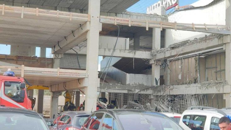 Brindisi, crolla il solaio di un capannone: morto titolare della ditta che stava eseguendo i lavori, 4 feriti gravi