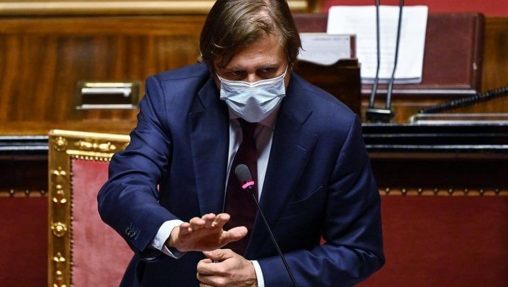 Green pass, Sileri: "Tre settimane per riempire discoteche, cinema e teatri"