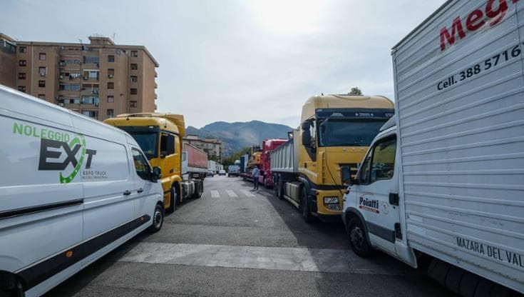 Ripartono i tir, via alla distribuzione delle merci. Restano i blocchi nell’Agrigentino