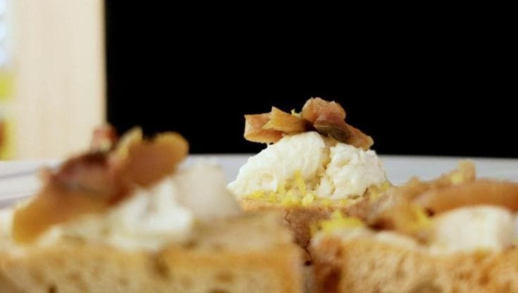 La bruschetta che unisce Gorgonzola e aringa: ecco come si fa