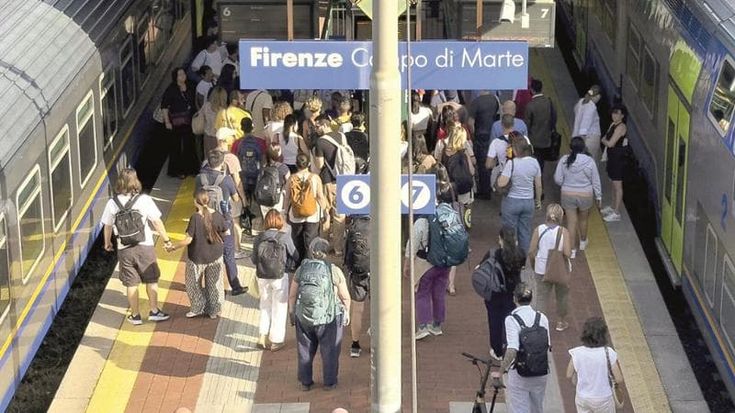 Treni frenati da guasti e cantieri, il giorno difficile delle Ferrovie