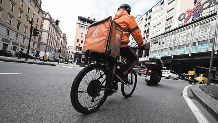 Rider, mance al 5% solo ai dipendenti di Just Eat: il paradosso del decreto Primo maggio