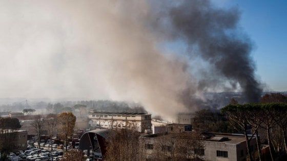 Rogo di Roma: i medici: "Sostanze a rischio per i bronchi, proteggete i bambini e i malati"