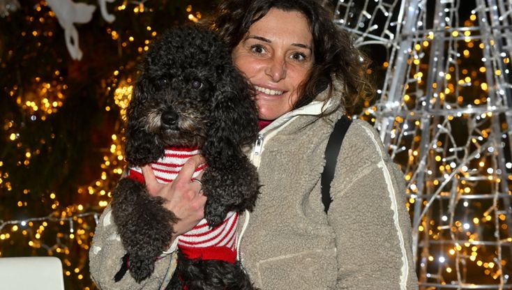A-Mici Cani: foto ricordo sotto l'Albero in piazza