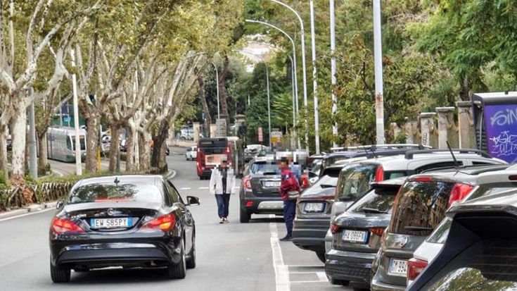 Parcheggiatori abusivi, stretta dei vigili dal centro agli ospedali: la mappa degli irregolari