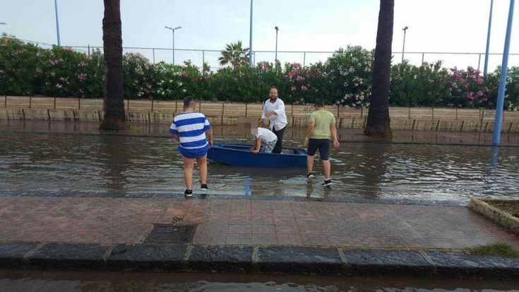 Agrigento, il lungomare si allaga per la pioggia: famiglia con la barca in strada a San Leone