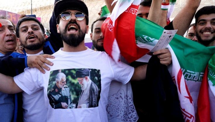 Mondiali Qatar, fan iraniani pro-regime insultano tifose che sostengono le proteste