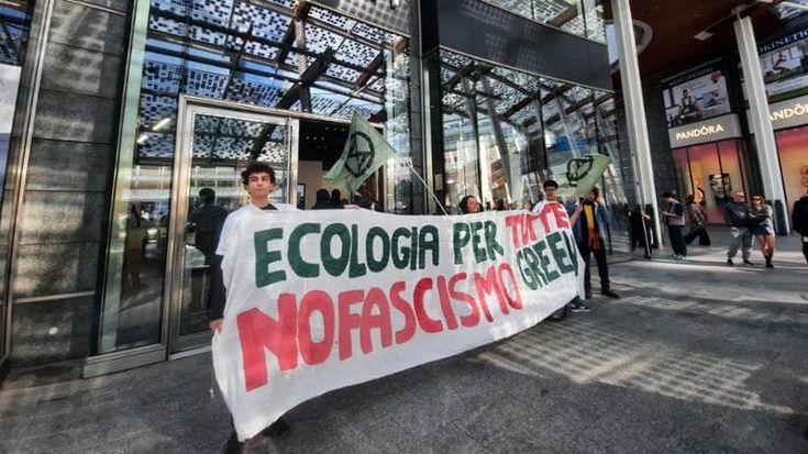Extinction Rebellion contro la Tesla di Musk: attivisti incatenati nello store di piazza Gae Aulenti