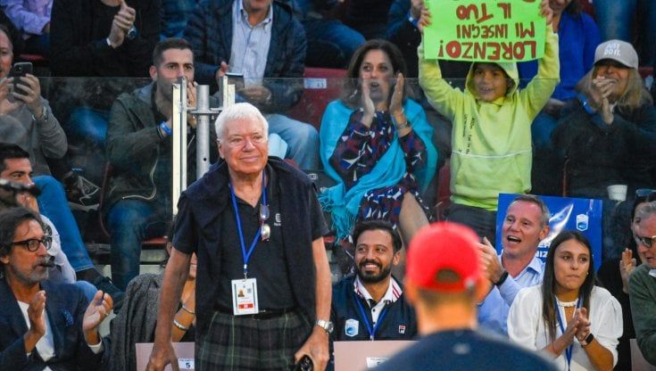 Tennis, standing ovation per Nicola Pietrangeli e lui si commuove