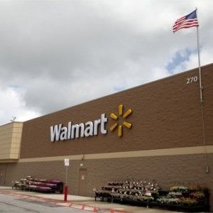 Incendi ai pannelli solari sui negozi: Walmart fa causa a Tesla