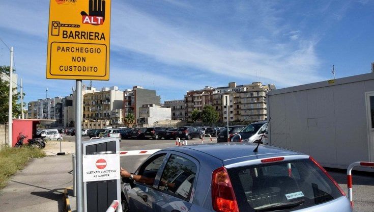 Fiera del Levante, caos parcheggi in centro e park&ride vuoto nella prima domenica: "Sosta troppo costosa"