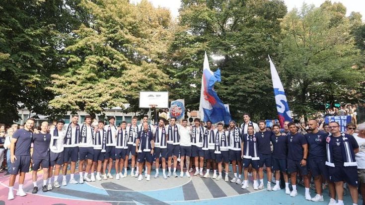 Fortitudo, l’abbraccio dei tifosi: “Non vi chiediamo di vincere ma vogliamo vedervi lottare”