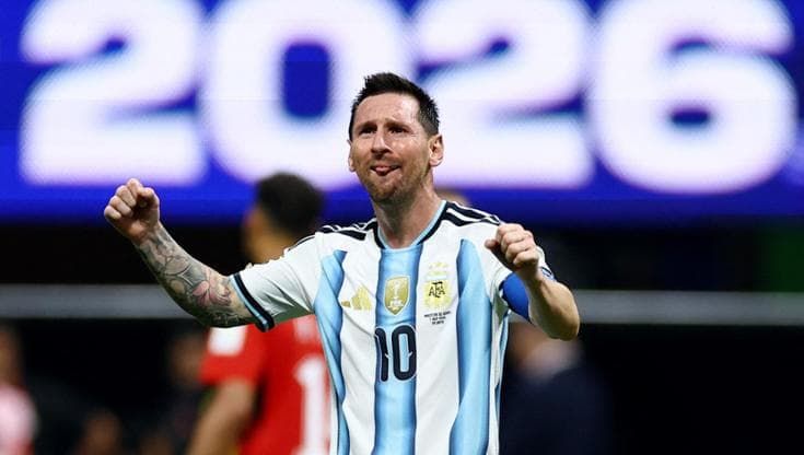 Messi, rigore sbagliato, assist, gol e lacrime: l’Argentina ribalta l’Egitto (3-2) e vola ai quarti