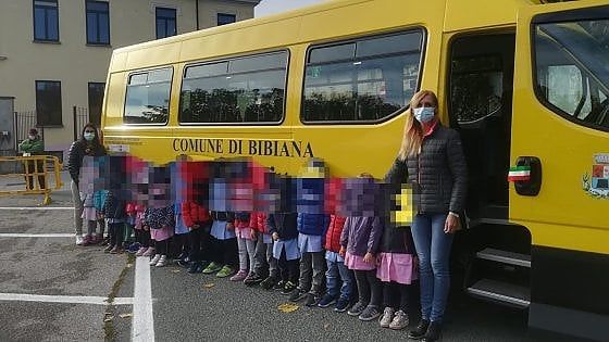 Il parroco vuole benedire il nuovo scuolabus ma il sindaco dice no: "Quel pullmino è laico"
