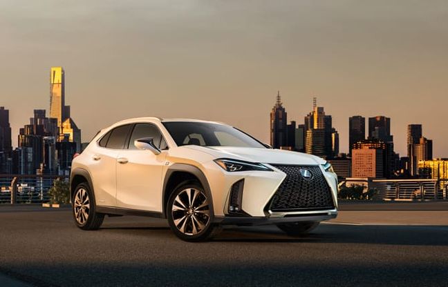Lexus UX, giù il velo