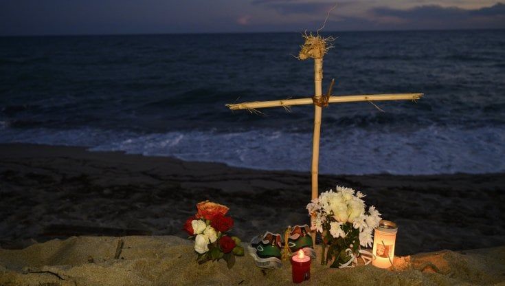 Tragedia di Cutro, Mantova pronta ad accogliere i corpi dei migranti nel suo cimitero. Il sindaco: "Un dovere dare loro degna sepoltura"
