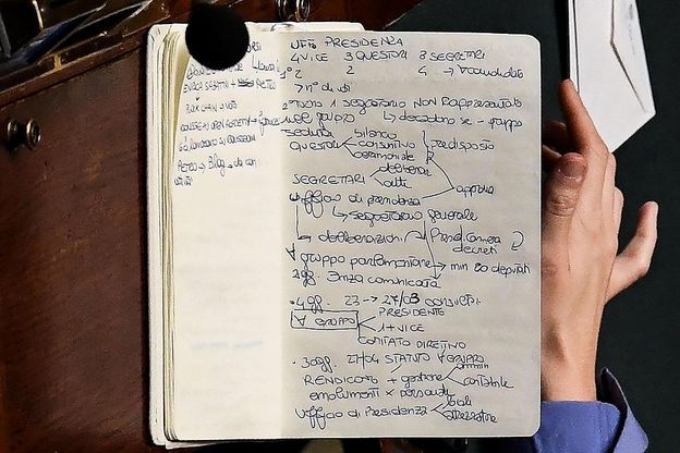 Come funziona la Camera? Giovane parlamentare M5s prende appunti in Aula