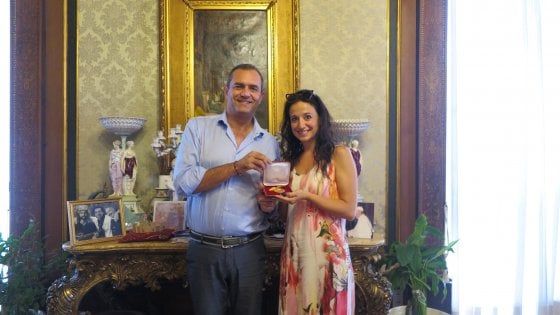 Valeria Genova, la trevigiana autrice di un post su Fb di amore per Napoli, invitata in Comune riceve una medaglia