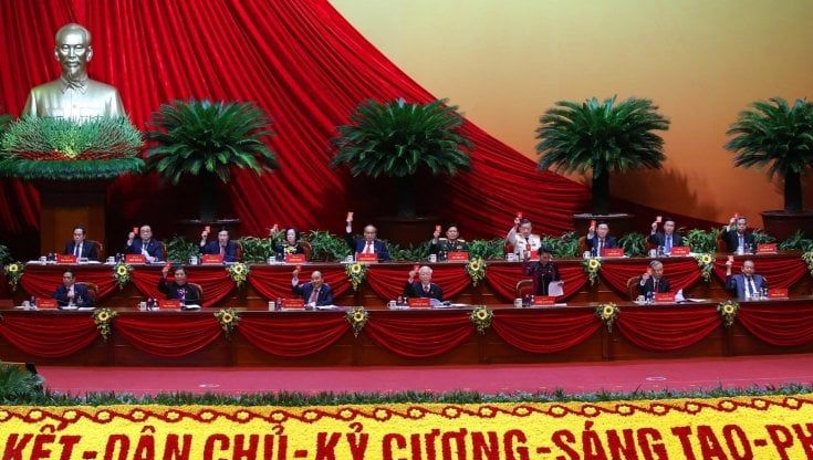 Vietnam, la carica dei giovani sotto il ritratto di Ho Chi Minh