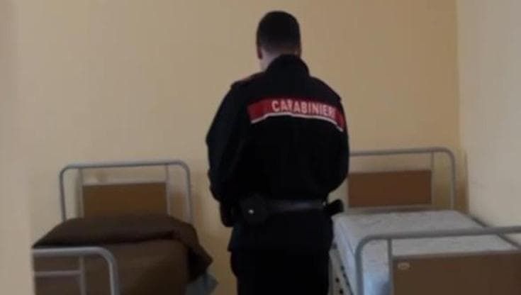 Casa di riposo abusiva chiusa a Secondigliano: anziani dormivano anche sui divani
