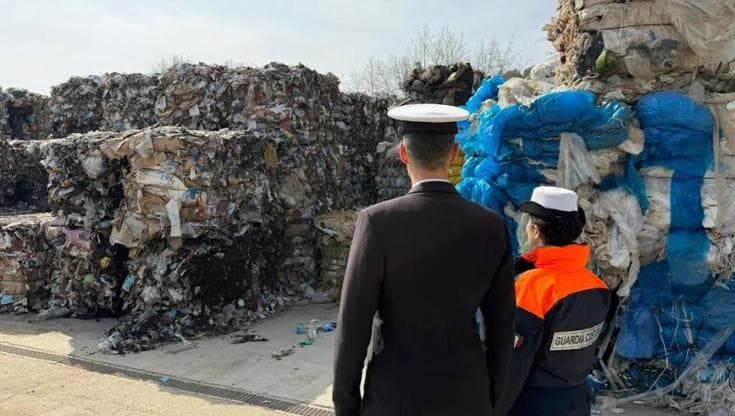 Nel porto di Bari tonnellate di rifiuti partiti dalla Calabria e diretti in Grecia: sei indagati