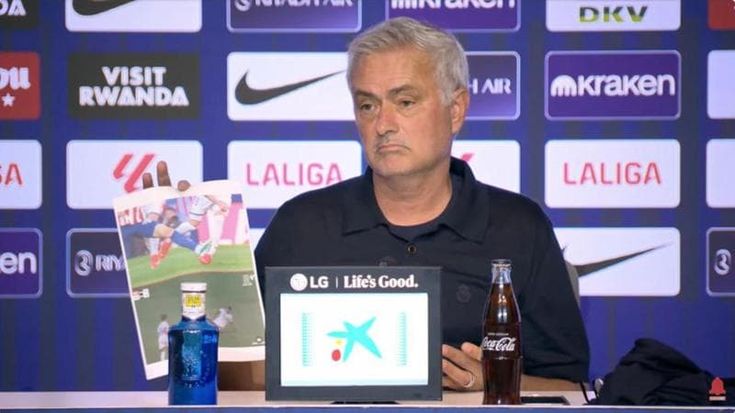 Mourinho mostra le foto degli errori arbitrali dopo la sconfitta del Real con l’Atletico