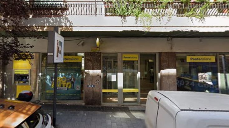 Monteverde, rapina alle poste con la pettorina aziendale: uomo armato fugge in scooter col bottino