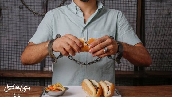 Cattivo gusto al ristorante: nel locale egiziano per provare il brivido della galera