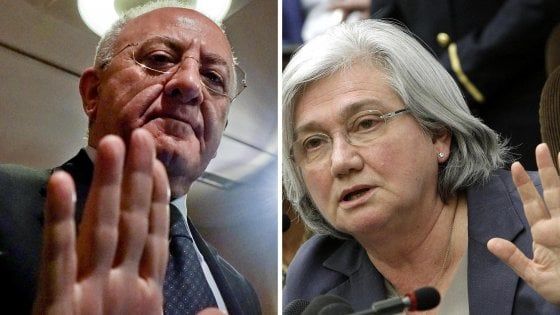 De Luca shock su Bindi. Renzi: "Inaccettabile". Grasso: "Smetta di imitare Crozza". Dal Pd solidarietà alla senatrice