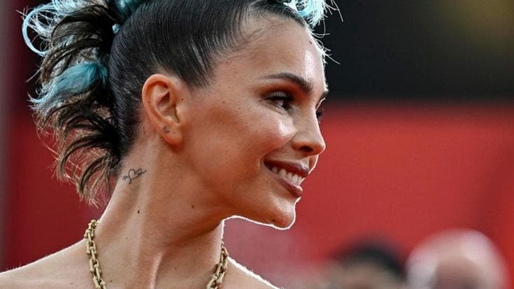 Rose Villain è incinta, l’annuncio con il marito Sixpm con una canzone e un video