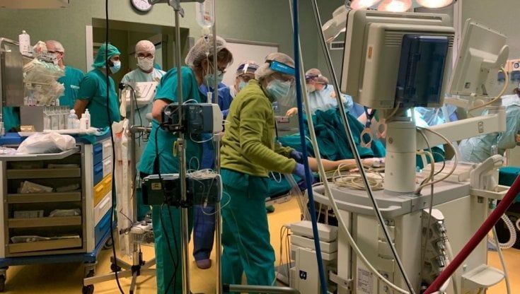 Torino, parto cesareo durante l'operazione per salvarle la vista: ora la mamma può vedere la sua neonata