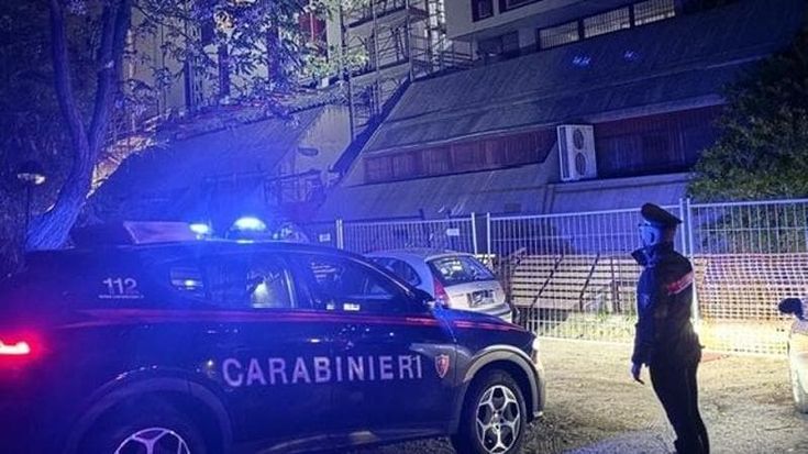 Si presenta a casa della ex con un machete: il padre e il fratello della donna lo pugnalano