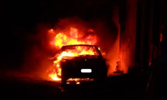 Settancinquenne litiga con il vicino e per vendetta gli incendia l'auto 