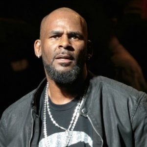 R. Kelly non paga gli alimenti: ora è in custodia cautelare nel commissariato di Chicago 