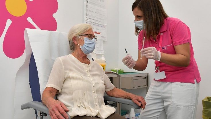 Vaccino anti Covid in Lombardia, l'epidemiologo La Vecchia: "Non si deve rallentare dopo due dosi: sarebbe un errore"