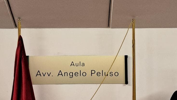 Un’aula per Angelo Peluso, l’avvocato gentleman mai venuto meno alla sua onestà