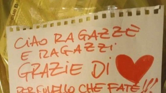 Parma, messaggi sui sacchi per i netturbini: "Grazie per il vostro lavoro"