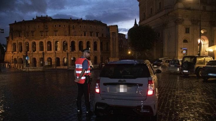 Tra gli adolescenti di Testaccio dopo i raid della minicar nera: “Si saranno filmati lo fanno tutti”