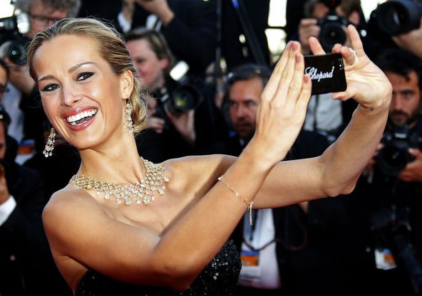 Cannes, il selfie di Petra Nemcova sul red carpet &egrave; uno show