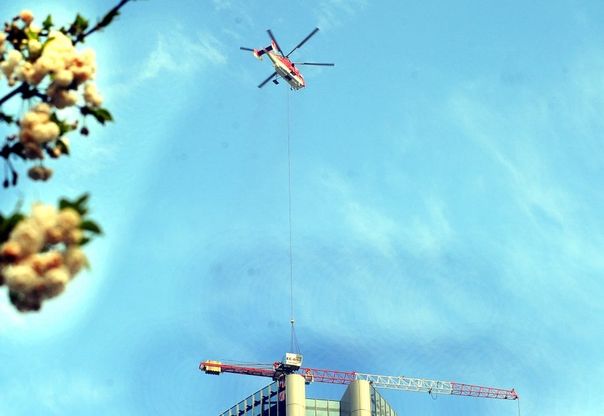 Gli operai acrobati di CityLife, con elicottero e gru al lavoro in cima allo Storto