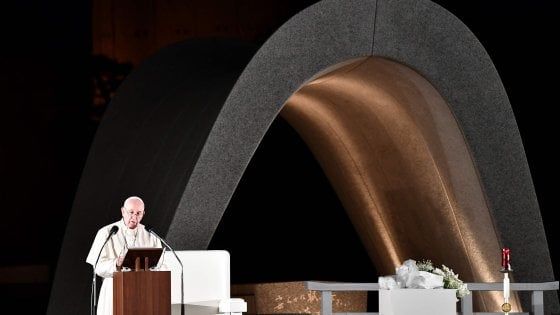 Francesco a Hiroshima e Nagasaki: “Mai più la guerra, mai più il boato delle armi”