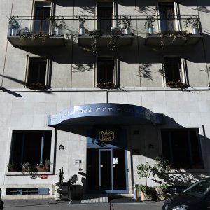 Milano, 23enne cade da sesto piano in ostello: fratture multiple. Prognosi riservata al Niguarda 