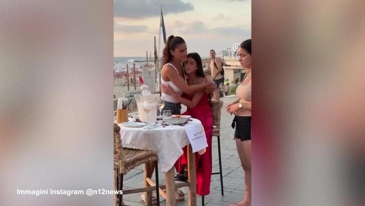 Il fidanzato è nelle mani di Hamas, lei prenota un tavolo per due a lume di candela sul lungomare di Tel Aviv e celebra la Festa dell'Amore seduta davanti a una sua foto