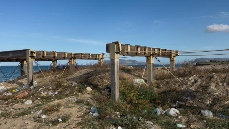 Palermo, al via i lavori per la demolizione della passerella in legno di Romagnolo
