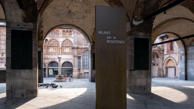 Il 25 Aprile a Milano, niente corteo ma un fiore per ognuna delle 470 lapidi che ricordano i partigiani