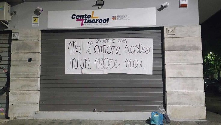 "Ma l'amore nostro nun muore mai", striscione per la Pecora Elettrica a due anni dal primo incendio