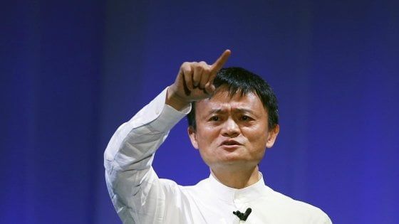 Alibaba sfida Amazon: il gigante del commercio asiatico online si prepara a sbarcare nel mondo reale
