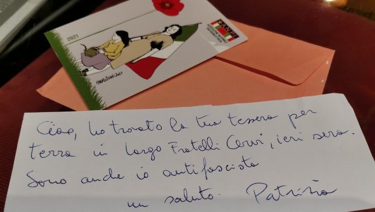 Milano, restituisce la tessera dell'Anpi persa in strada e allega un biglietto: "L'ho trovata per terra, sono anche io antifascista"